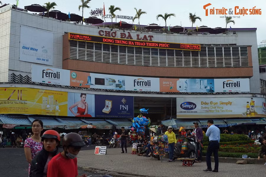 Chợ được hoàn thành và đưa vào sử dụng vào năm 1960, có hai tầng và một sân thượng. Đây là một trong những khu chợ cao tầng đầu tiên ở Việt Nam.