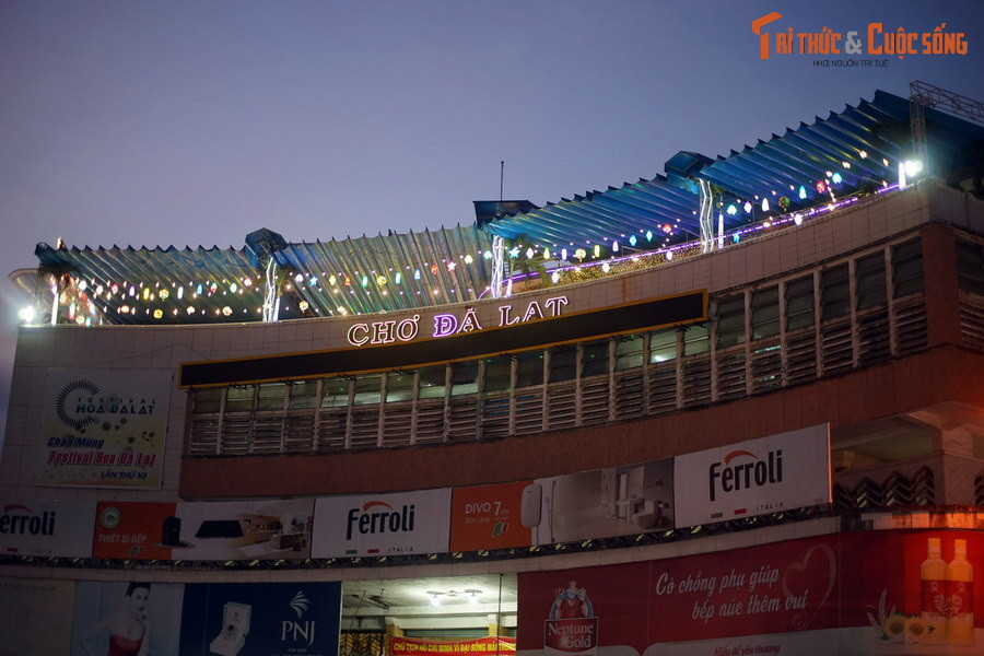 Năm 1931, chợ Cây bị hỏa hoạn thiêu rụi. Đến năm 1937, chính quyền thành phố cho xây lại một ngôi chợ mới bằng gạch khang trang (nay là rạp Hòa Bình) thay thế cho chợ cũ.