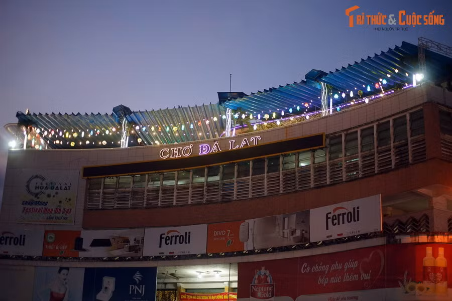 Năm 1931, chợ Cây bị hỏa hoạn thiêu rụi. Đến năm 1937, chính quyền thành phố cho xây lại một ngôi chợ mới bằng gạch khang trang (nay là rạp Hòa Bình) thay thế cho chợ cũ.