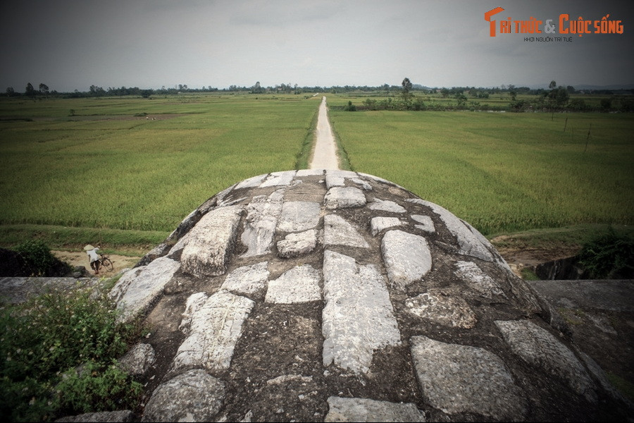 Vòng trong có sông Mã, sông Bưởi lượn tròn như những chiến hào tự nhiên vây quanh. Ở trong cùng, một khu đất nổi lên như cái ấn của Trời đặt ở đó. Bên trên là vòm trời xanh được ví như chiếc lọng che cho cái ấn thật huyền ảo.