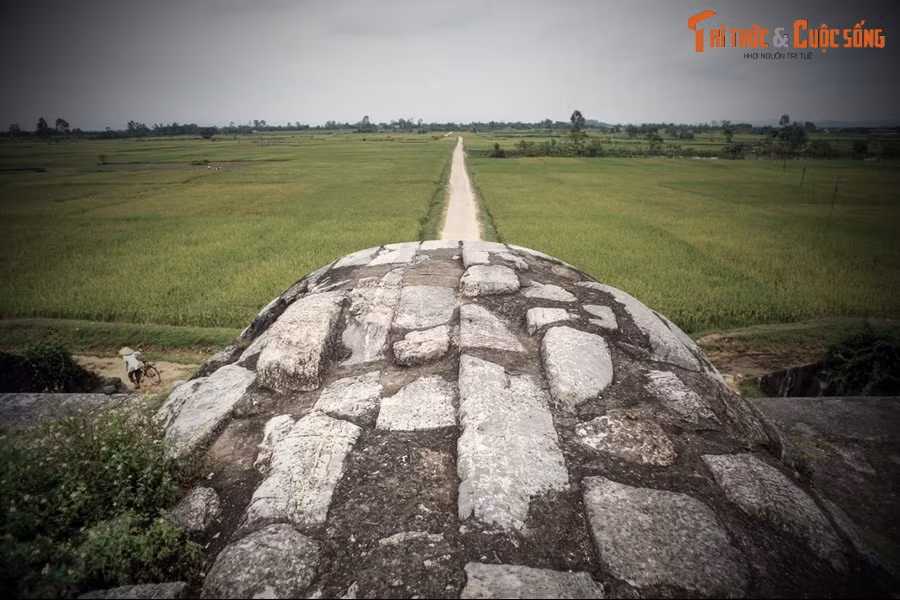 Vòng trong có sông Mã, sông Bưởi lượn tròn như những chiến hào tự nhiên vây quanh. Ở trong cùng, một khu đất nổi lên như cái ấn của Trời đặt ở đó. Bên trên là vòm trời xanh được ví như chiếc lọng che cho cái ấn thật huyền ảo.