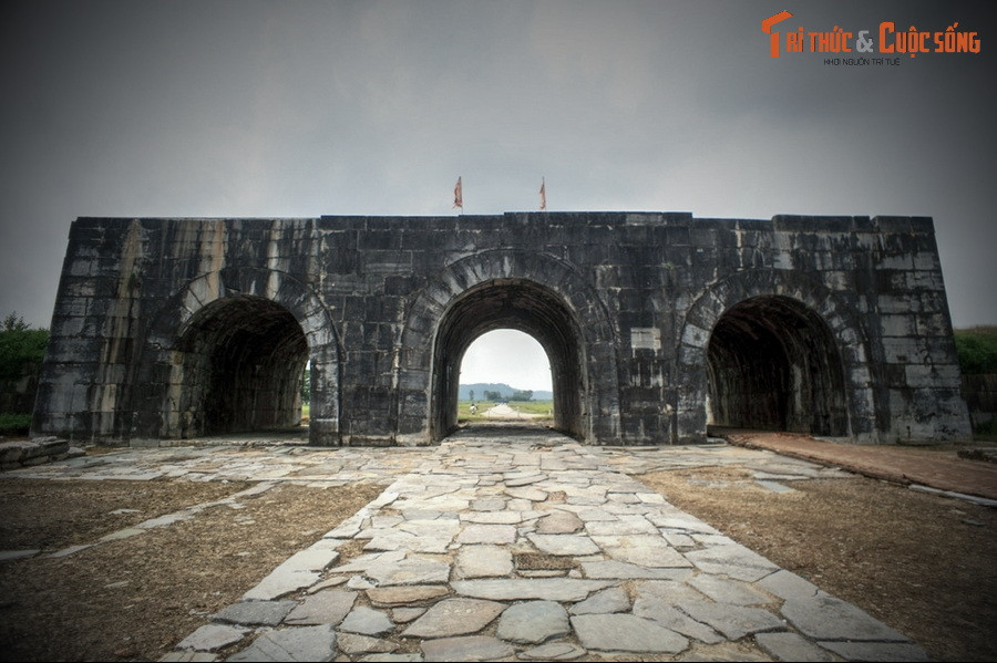 Hồ Quý Ly khi cho xây thành ở đất này đã rất tâm đắc, ông nói với các con mình rằng: "Đất này là đất Thạch bàn long xà lục thập niên ký". Nghĩa là “thế đất rồng chầu, rắn cuốn vững như bàn thạch có thể trụ được 60 năm”.