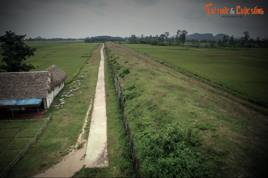 Theo tính toán của Hồ Quý Ly, đất này là một vùng đất tốt có hình như quả ấn của trời, lại có long mạch dài hàng ngàn cây số là con sông Mã. Xung quanh lại có nhiều “tiểu long”chầu vào long mạch chủ.