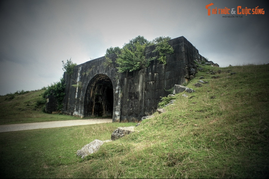Theo sách "Thành nhà Hồ và những câu chuyện xây thành đắp lũy", khi chọn đất đóng đô, Hồ Quý Ly đã cho các thầy phong thủy tìm long mạch rất cẩn thận. Xem khắp các vùng trong nước, sau cùng ông lựa chọn động An Tôn làm nơi xây đô thành cho triều đại của mình.