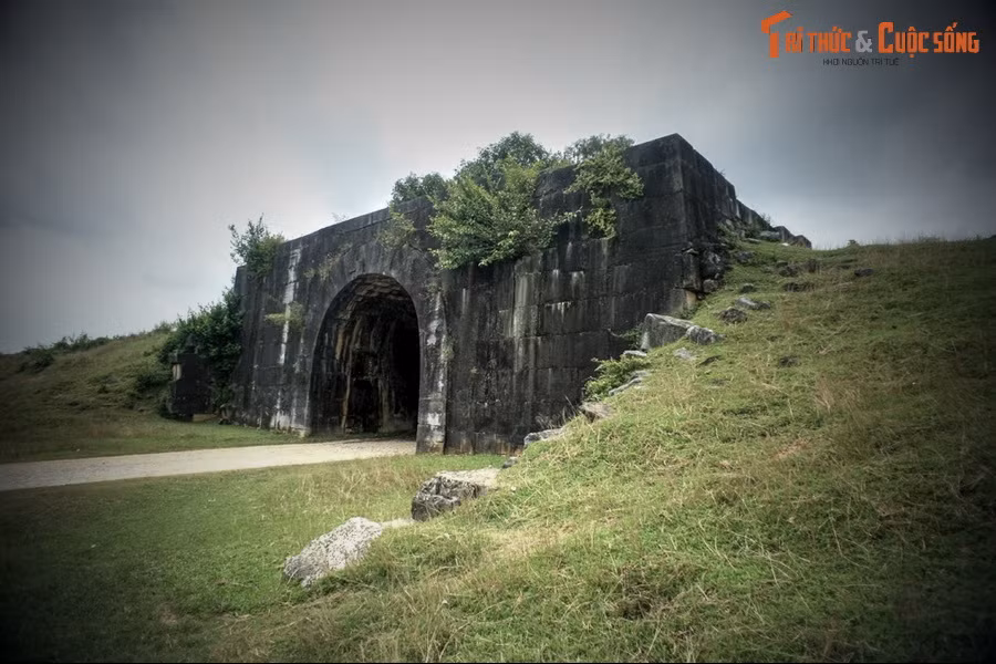 Theo sách "Thành nhà Hồ và những câu chuyện xây thành đắp lũy", khi chọn đất đóng đô, Hồ Quý Ly đã cho các thầy phong thủy tìm long mạch rất cẩn thận. Xem khắp các vùng trong nước, sau cùng ông lựa chọn động An Tôn làm nơi xây đô thành cho triều đại của mình.