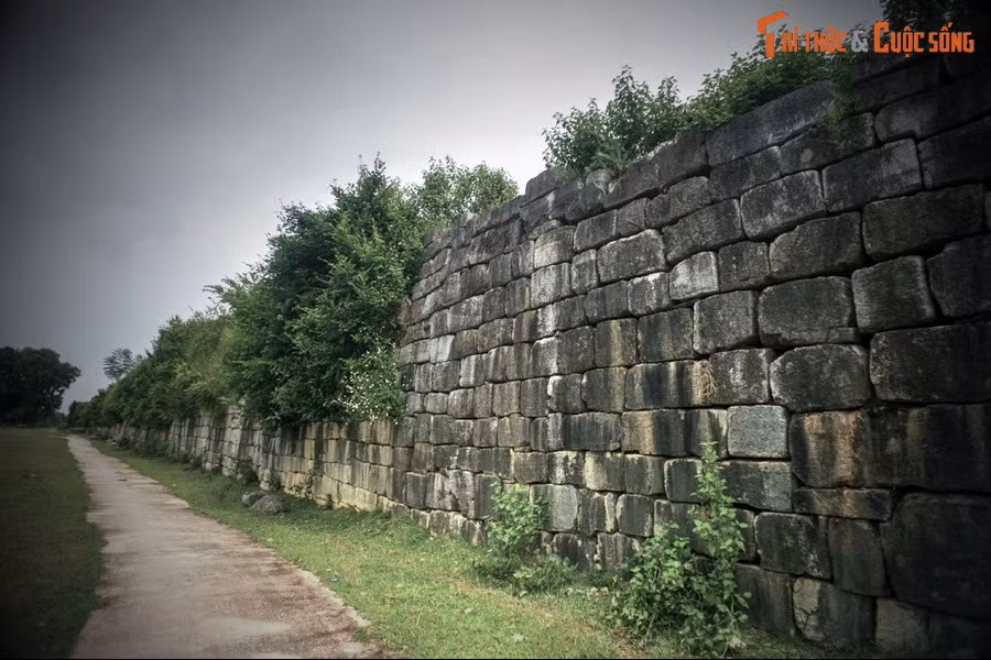 Hồ Hán Thương đã tâu với vua cha rằng: Quỹ đất này đúng là đất rồng chầu, rắn cuốn nhưng đất còn non nên chỉ gọi là “Long, xà ẩm thủy - Lục niên ký chủ”, nghĩa là “Nơi rồng rắn hút nước, ở được trên dưới 6 năm”.