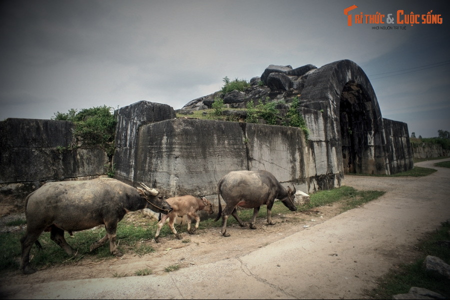 Tuy nhiên, con trai thứ của Hồ Quý Ly là Hồ Hán Thương lại có ý kiến khác. Tương truyền, lúc đó Hán Thương tuy còn trẻ tuổi nhưng đã khá am tường môn phong thủy, khi xem thế đất chọn xây thành đã nhận ra điều không ổn.