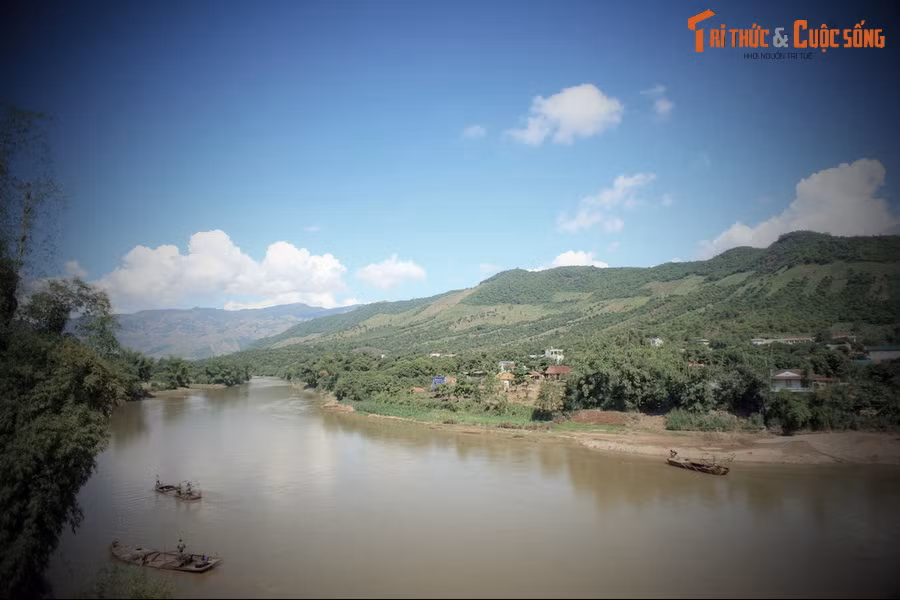 Sông Mã được xem như long mạch của thế đất này bắt nguồn từ vùng biên giới Việt - Lào. Uốn lượn như rồng, dòng sông này chảy qua địa phận tỉnh Sơn La rồi chảy sang nước bạn Lào và trở lại đất Việt ở Thanh Hóa.