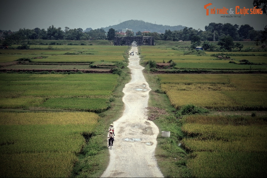Thực vậy, từ trên thành nhà Hồ mà ngắm nhìn phong cảnh xung quanh cũng dễ dàng nhận ra cảnh quan hùng vĩ, địa thế hiểm trở của vùng này. Bên ngoài có nhiều dãy núi vòng cung bao bọc vây kín bốn phương tám hướng.