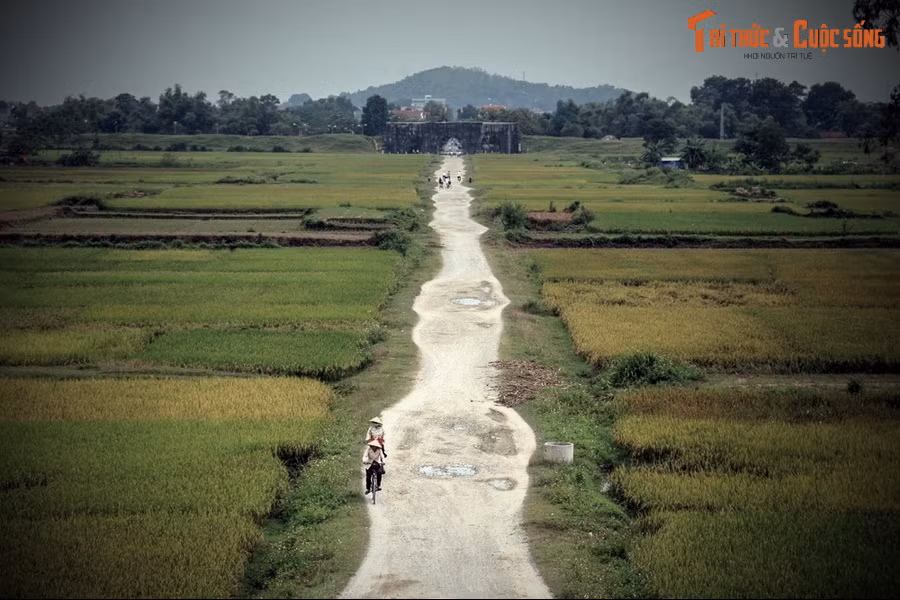 Thực vậy, từ trên thành nhà Hồ mà ngắm nhìn phong cảnh xung quanh cũng dễ dàng nhận ra cảnh quan hùng vĩ, địa thế hiểm trở của vùng này. Bên ngoài có nhiều dãy núi vòng cung bao bọc vây kín bốn phương tám hướng.