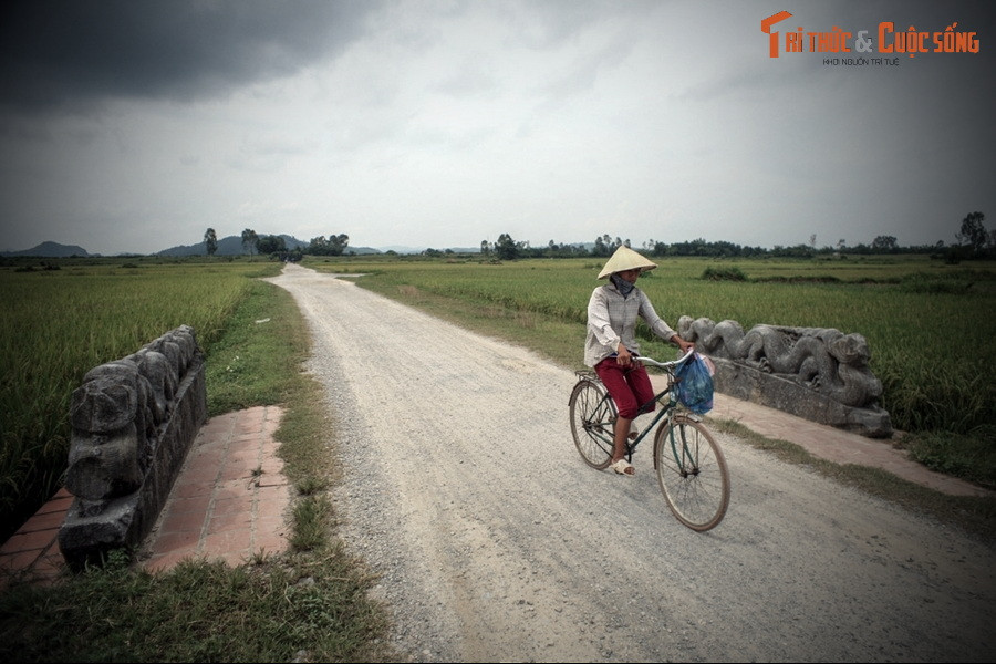 Có lời kể rằng Khu mật chủ sự Nguyễn Nhữ Thuyết cũng dâng thư can vua: “An Tôn là vùng đất hẻo lánh, cuối nước đầu non chỉ hợp với loạn mà không hợp với trị”.