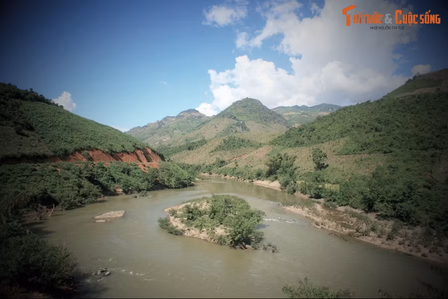 Con sông này lại có nhiều chi giang đổ vào như sông Luồng, sông Lò, sông Âm, sông Chu, sông Bưởi… Mỗi chi giang này được xem như một chi long mạch hợp vào long tổ.