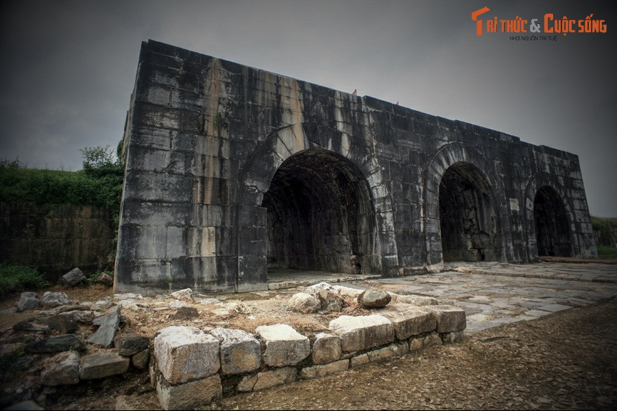 Nằm trên địa phận xã Vĩnh Long, huyện Vĩnh Lộc, tỉnh Thanh Hoá, thành nhà Hồ là chứng tích về sự tồn tại của kinh đô nước Đại Ngu – quốc hiệu Việt Nam thời nhà Hồ. Xung quanh tòa thành này có một giai thoại phong thủy được dân gian lưu truyền bấy lâu nay.