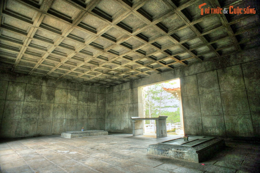 Trung tâm khu lăng mộ là nhà mộ nằm trên đỉnh đồi. Toàn bộ công trình được xây bằng gạch trát đá rửa, mái đúc bê tông cốt thép. Bên trong nhà mộ, hai ngôi mộ của ông bà Nguyễn Hữu Hào được làm bằng bằng đá xanh cao nằm hai bên, một hương án cũng bằng đá xanh đặt chính giữa.