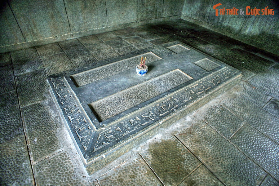 Hai ngôi mộ đều được chạm khắc tinh xảo với hình tượng thập giá của đạo Thiên Chúa ở trung tâm.