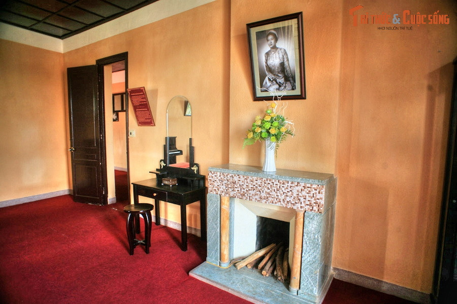 Trải qua thăng trầm lịch sử, tòa dinh thự đã được sử dụng vào nhiều mục đích khác nhau, song vẫn giữ nguyên được dáng vẻ ban đầu với nhiều hiện vật gốc mà vị hoàng hậu cuối cùng trong lịch sử Việt Nam từng sử dụng.