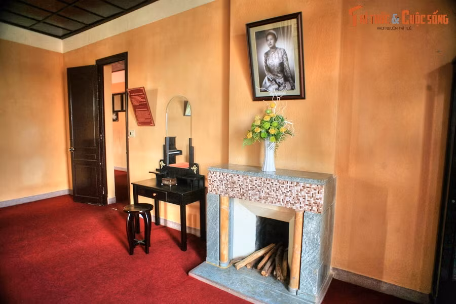 Trải qua thăng trầm lịch sử, tòa dinh thự đã được sử dụng vào nhiều mục đích khác nhau, song vẫn giữ nguyên được dáng vẻ ban đầu với nhiều hiện vật gốc mà vị hoàng hậu cuối cùng trong lịch sử Việt Nam từng sử dụng.