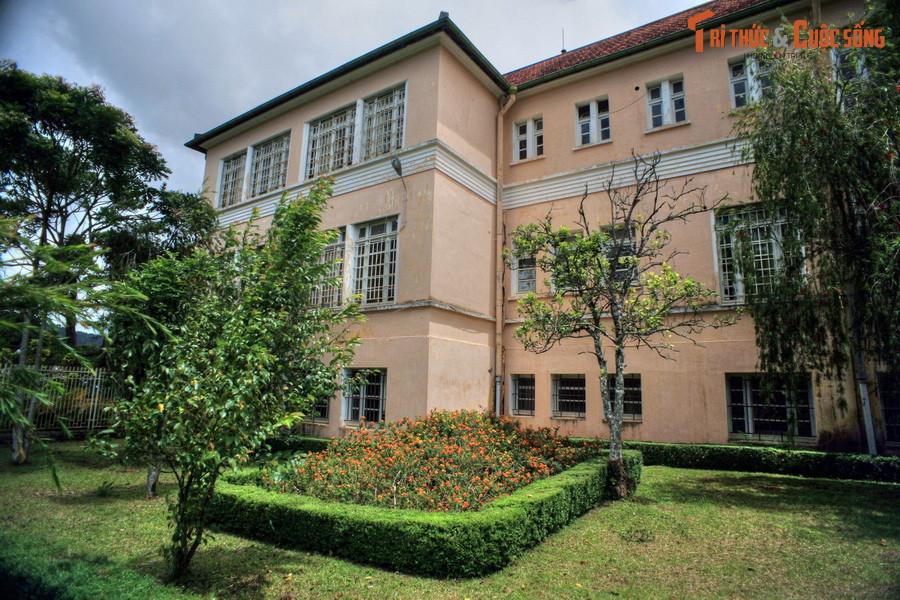 Đối tượng theo học ở trường chủ yếu là nữ sinh con nhà giàu có của các gia đình người Pháp, Việt Nam, Campuchia và Lào. Nền giáo dục của ngôi trường này nổi tiếng về sự chu đáo và nghiêm khắc.