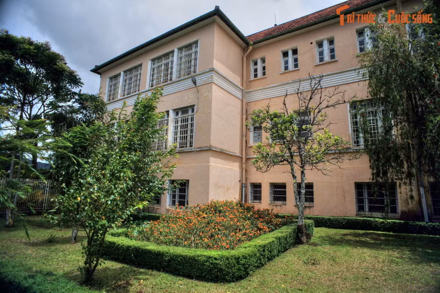 Đối tượng theo học ở trường chủ yếu là nữ sinh con nhà giàu có của các gia đình người Pháp, Việt Nam, Campuchia và Lào. Nền giáo dục của ngôi trường này nổi tiếng về sự chu đáo và nghiêm khắc.