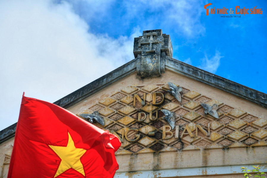 Trường Đức bà Lâm Viên được khánh thành năm 1935, lúc đầu là vườn trẻ mẫu giáo, sau đó phát triển lên thành bậc tiểu học và trung học dành cho nữ sinh. Đây là ngôi trường nữ trung học đầu tiên dạy chương trình Pháp ở Đông Dương thời điểm đó.