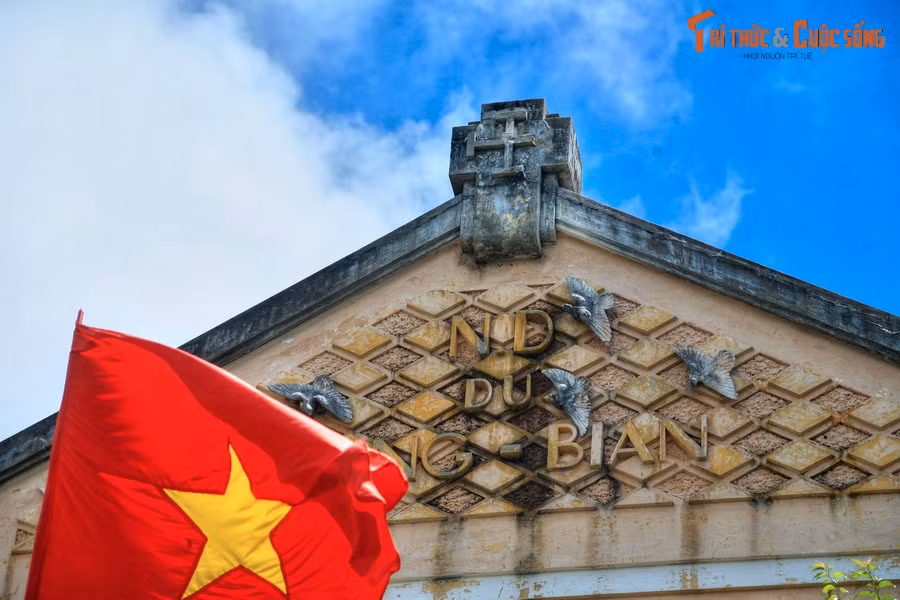 Trường Đức bà Lâm Viên được khánh thành năm 1935, lúc đầu là vườn trẻ mẫu giáo, sau đó phát triển lên thành bậc tiểu học và trung học dành cho nữ sinh. Đây là ngôi trường nữ trung học đầu tiên dạy chương trình Pháp ở Đông Dương thời điểm đó.