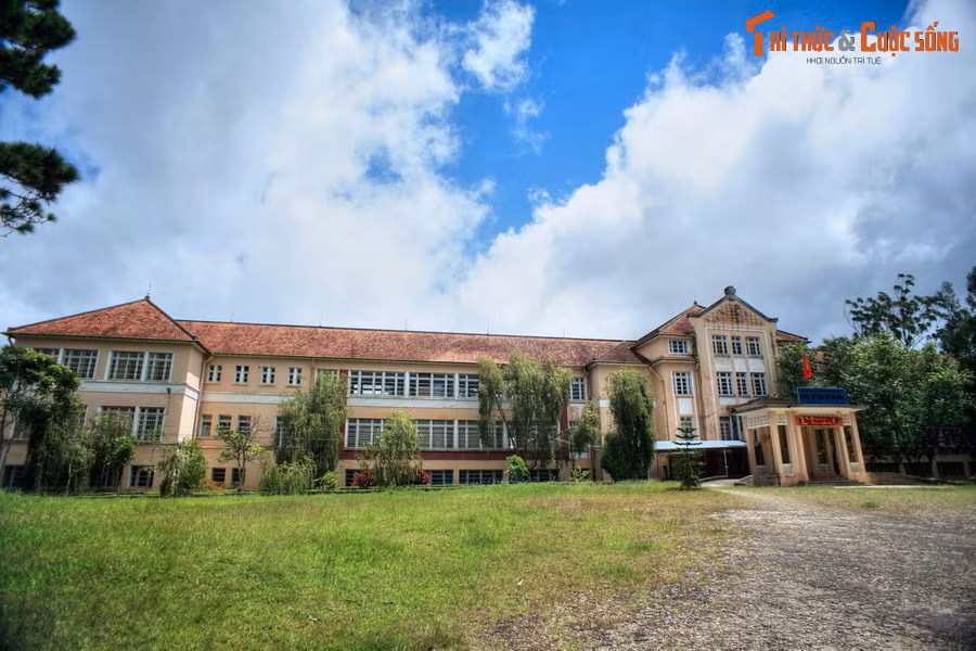 2. Tọa lạc trên đồi thông ở số 2 đường Huyền Trân Công Chúa, thành phố Đà Lạt, trường Phổ thông Dân tộc Nội trú Lâm Đồng có tiền thân là trường Đức Bà Lâm Viên (Notre Dame du Langbian), nơi hoàng hậu Nam Phương từng theo học lúc sinh thời.