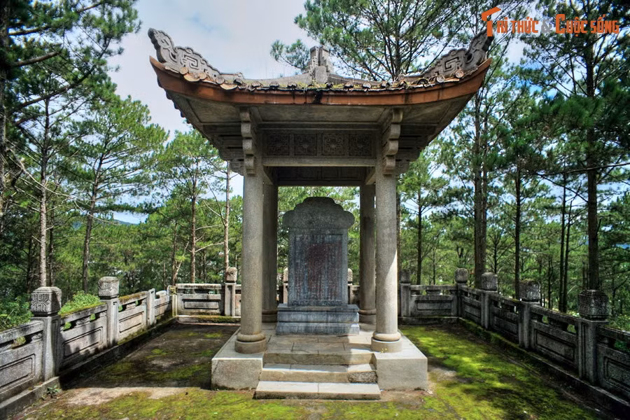 Trước lăng mộ là sân tế rộng, có thành lan can bao quanh. Phía sau có nhà bia. Dù được coi là một trong những di tích tiêu biểu của Đà Lạt nhưng khu lăng mộ chưa được khai thác du lịch và trong tình trạng hoang phế suốt nhiều năm qua.