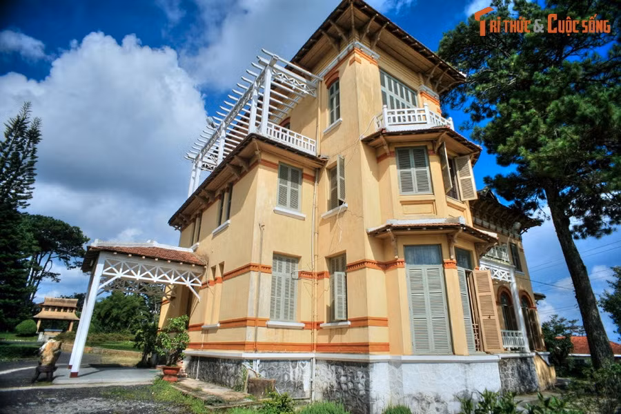 Dinh thự được xây năm 1932 làm nơi nghỉ dưỡng. Đến năm 1934, ông Nguyễn Hữu Hào tặng lại tòa nhà cho con gái mình làm của hồi môn khi lấy chồng. Công trình có 3 tầng, diện tích sử dụng khoảng 500 m2, nằm trên một ngọn đồi cao, bao quát không gian thơ mộng của Đà Lạt.