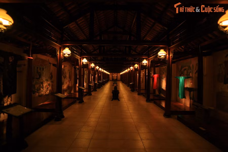 3. Tọa lạc tại phường Long Phước, quận 9, TP HCM, Bảo tàng Áo dài là nơi đang sở hữu một bộ sưu tập đồ sộ các kiểu mẫu áo dài của phụ nữ Việt qua nhiều thời kỳ khác nhau.