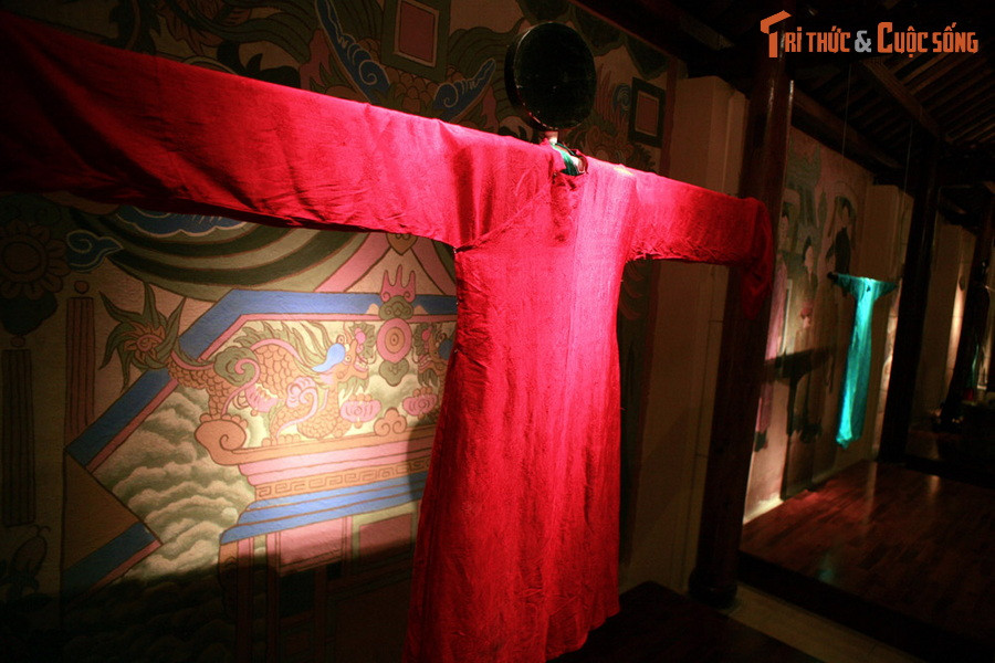 Du khách ghé thăm bảo tàng sẽ không khỏi bất ngờ khi được nhìn tận mắt những kiểu áo dài từng thịnh hành trong lịch sử, như áo dài 5 thân đầu thế kỷ 19, áo dài tân thời những năm 1930-1940, áo dài hippie ở miền Nam những năm 1968-1975...