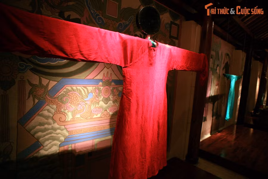 Du khách ghé thăm bảo tàng sẽ không khỏi bất ngờ khi được nhìn tận mắt những kiểu áo dài từng thịnh hành trong lịch sử, như áo dài 5 thân đầu thế kỷ 19, áo dài tân thời những năm 1930-1940, áo dài hippie ở miền Nam những năm 1968-1975...