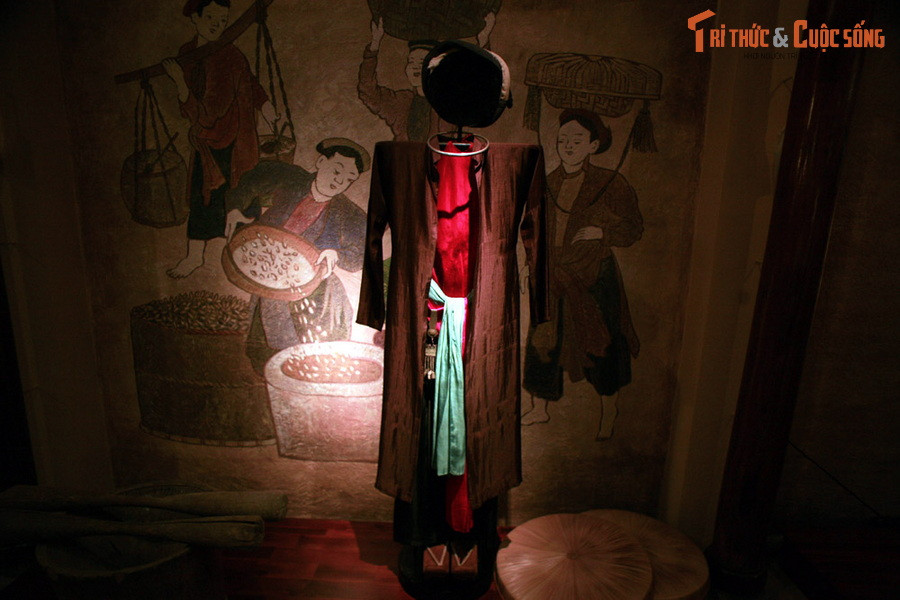 Các mẫu áo dài được trưng bày ở đây phản ánh sự "tiến hóa" của áo dài Việt Nam theo dòng thời gian một cách rất sinh động, từ chiếc áo dài tứ thân thế kỷ 17 cho đến những mẫu áo dài của các nhà tạo mốt đương thời.