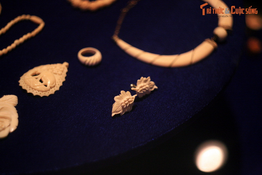 Các hiện vật của Bảo tàng được thu thập tại nhiều địa phương, thuộc nhiều thời kỳ khác nhau, phản ánh nhiều mặt đời sống của phụ nữ Nam Bộ theo dòng lịch sử. Ngoài ra nơi đây còn có gần 15.000 tài liệu phim ảnh và 11.000 đầu sách về phụ nữ Nam Bộ.