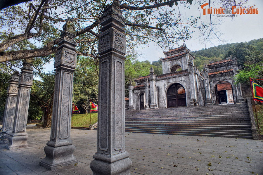 1. Nằm trên núi Gai ở huyện Hậu Lộc, đền thờ Bà Triệu là ngôi đền có quy mô lớn và lịch sử lâu đời bậc nhất xứ Thanh. Đền được xây dựng vào thế kỷ 6, đã nhiều lần bị tàn phá trong các biến cố lịch sử của dân tộc. Tới thời vua Minh Mạng thì đền được di chuyển về vị trí hiện tại và có diện mạo như ngày nay.