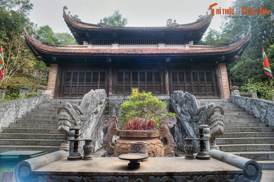 Đền được xây dựng theo kiến trúc truyền thống vùng Bắc Bộ, nằm trên diện tích khoảng 4 ha. Các công trình của đền từ ngoài vào trong là nghi môn ngoại, hồ nước, bình phong, nghi môn trung, nghi môn nội, tả hữu mạc, tiền đường, trung đường và hậu cung.