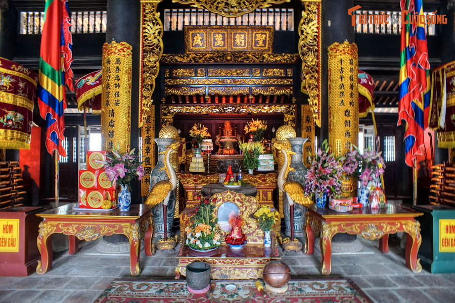 Tiền đường của đền thờ bách gia trăm họ và các Thánh tổ, còn trung đường là nơi thờ Bà Triệu cùng người anh ruột là tướng quân Triệu Quốc Đạt. Ngoài ra nơi đây còn có bàn thờ hội đồng quan võ, hội đồng quan văn và ba tướng họ Lý.