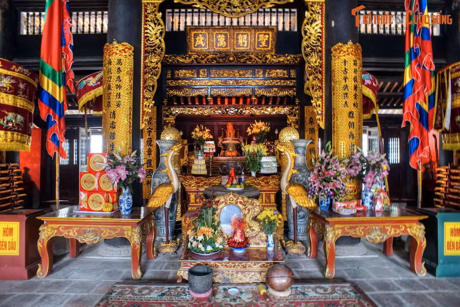 Tiền đường của đền thờ bách gia trăm họ và các Thánh tổ, còn trung đường là nơi thờ Bà Triệu cùng người anh ruột là tướng quân Triệu Quốc Đạt. Ngoài ra nơi đây còn có bàn thờ hội đồng quan võ, hội đồng quan văn và ba tướng họ Lý.