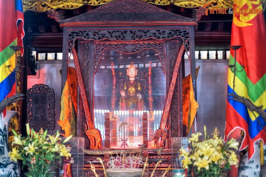 Hậu cung có tượng Vua Bà ngồi trên ngai. Bên phải thờ phụ thân của bà, bên trái thờ phụ mẫu của bà. Lễ hội đền Bà được tổ chức từ ngày 21 – 24 tháng 2 Âm lịch. Ngày lễ này diễn ra với nhiều hoạt động truyền thống như tế lễ, rước kiệu, tế nữ quan, lễ Mộc dục, tế Phụng Nghinh…