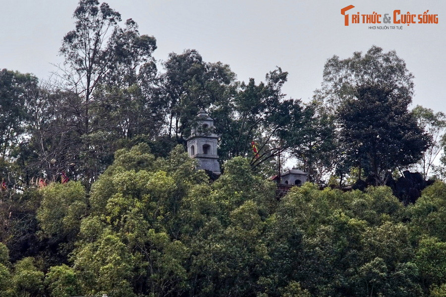 2. Theo sử sách, sau nhiều trận chiến ác liệt, do không thể chống chọi được với cường địch, Bà Triệu đã tuẫn tiết trên núi Tùng ở Hậu Lộc khi mới tròn 23 tuổi. Để tưởng nhớ người đã hi sinh vì nghĩa lớn, nhân dân lập lăng mộ Vua Bà trên đỉnh ngọn núi này.