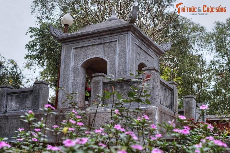 Mộ phần Bà Triệu được xây vuông bốn mặt, có kích thước 1,5 mét x 4 mét, chiều cao 2,3 mét, cao hơn 0,5 mét so với nền. Từ khu lăng mộ, có thể phóng tầm mắt nhìn toàn bộ khung cảnh của vùng đất mà Bà Triệu từng dấy binh khởi nghĩa, làm chấn động sử sách.