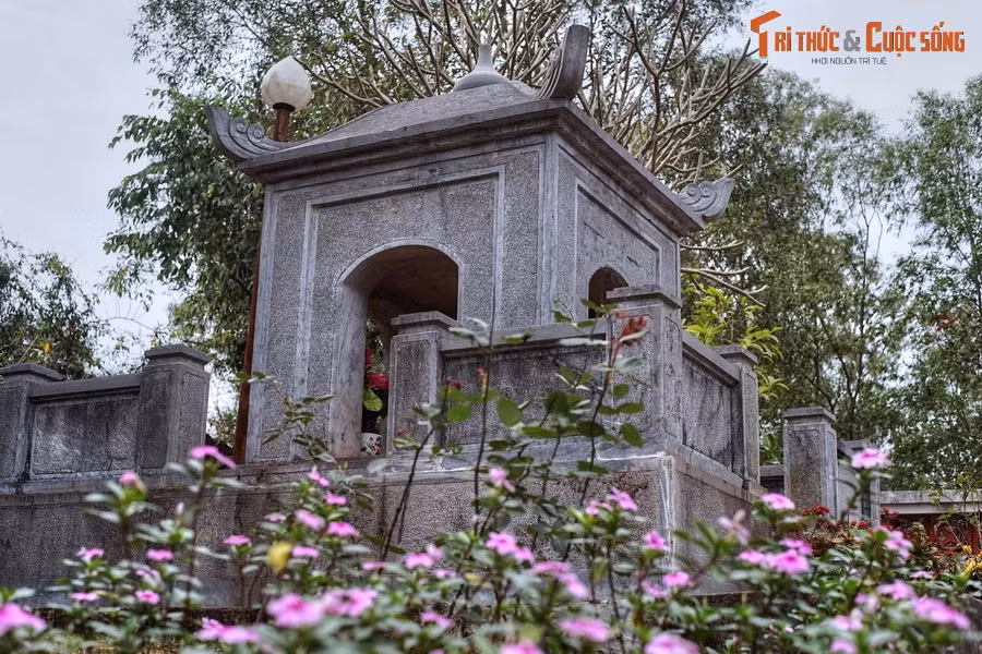 Mộ phần Bà Triệu được xây vuông bốn mặt, có kích thước 1,5 mét x 4 mét, chiều cao 2,3 mét, cao hơn 0,5 mét so với nền. Từ khu lăng mộ, có thể phóng tầm mắt nhìn toàn bộ khung cảnh của vùng đất mà Bà Triệu từng dấy binh khởi nghĩa, làm chấn động sử sách.