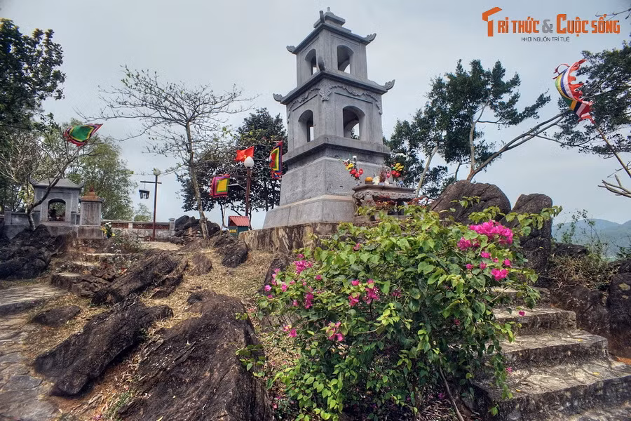 Công trình đầu tiên của lăng mộ Bà Triệu là tháp lăng, một ngọn tháp đá hai tầng có chiều cao 5,8m, bên trong đặt bát hương, mặt chính đặt bàn thờ bằng đá, là nơi thờ chung của Vua Bà và các quan tướng. Sau tháp lăng là tháp chúa, có cấu trúc hình trụ vuông bốn mặt làm bằng đá nguyên khối.