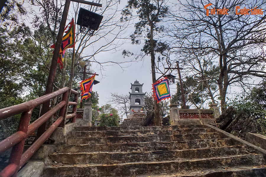 Để lên lăng mộ Vua Bà, du khách phải vượt qua 312 bậc đá với độ dốc khá lớn. Khu lăng mộ hiện ra khi đặt chân tới những bậc thang cao nhất.
