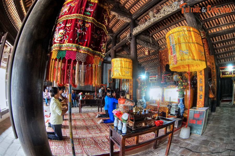 Theo chiều sâu, từ trước ra sau đình gồm tiền đường, trung đường và hậu cung, trong đó hậu cung là nơi đặt ngai thờ Bà Triệu. Nghệ thuật điêu khắc gỗ ở đình làng Phú Điền được đánh giá cao với nhiều mảng chạm khắc lớn, tinh xảo.