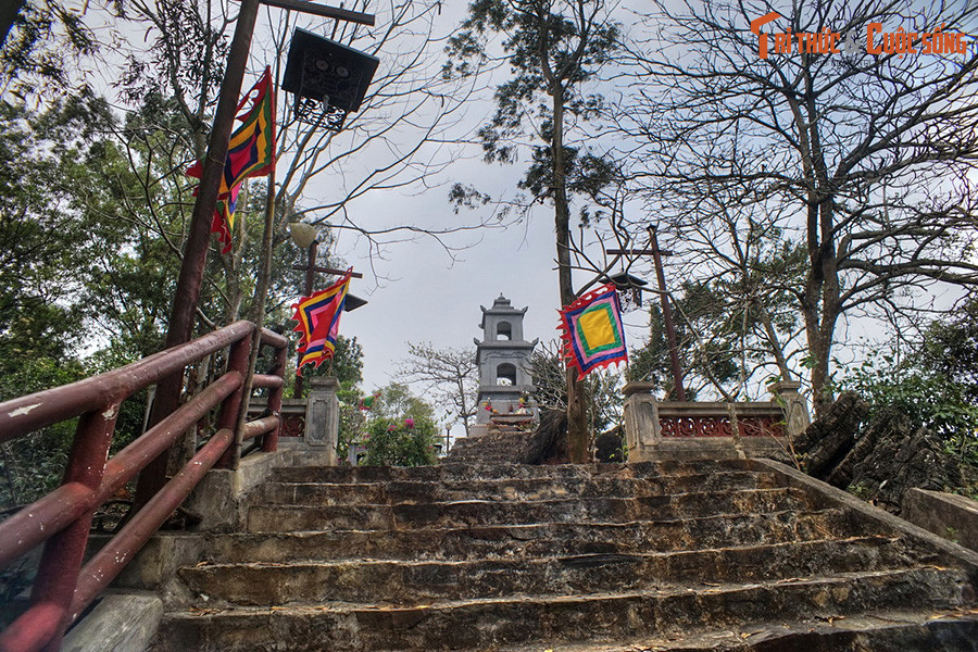 Để lên lăng mộ Vua Bà, du khách phải vượt qua 312 bậc đá với độ dốc khá lớn. Khu lăng mộ hiện ra khi đặt chân tới những bậc thang cao nhất.