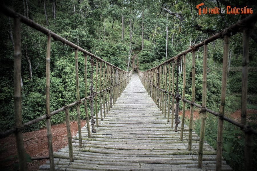 Những cây cầu treo làm bằng vật liệu tự nhiên bắc qua các khe suối là hình ảnh đặc trưng của làng Cù Lần, đem lại cho du khách trải nghiệm khó quên mỗi lần bước qua.