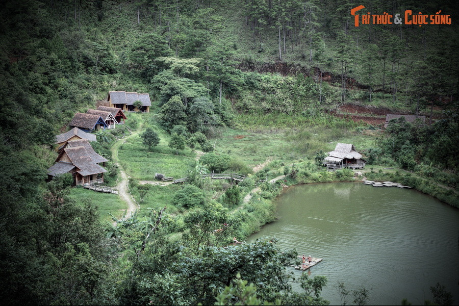 Những mái nhà nhỏ quần tụ quanh hồ nước như nét điểm xuyết cho không gian núi đồi, gợi nên không gian mộc mạc của một bản làng quen thuộc ở cao nguyên Lang Biang...