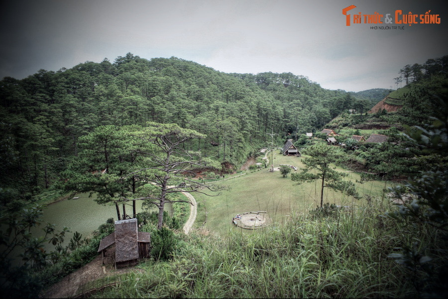 Tên gọi của ngôi làng này gắn liền với một câu chuyện tình ngọt ngào được người dân địa phương lưu truyền bấy lâu nay. Chuyện rằng, nơi đây thời xưa là chốn rừng núi hoang vu, không dấu chân người.