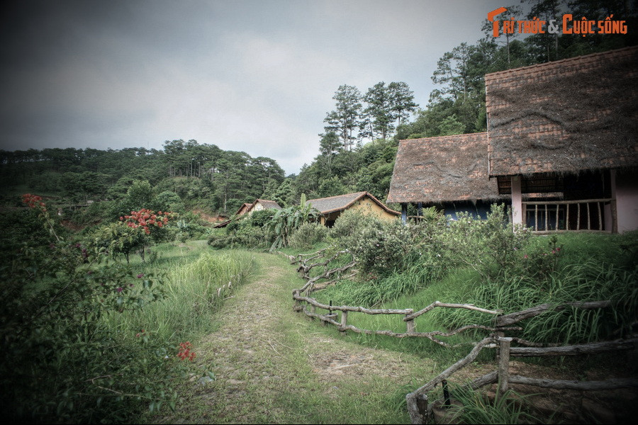 Từ đó, một ngôi làng nhỏ hình thành giữa bốn bề là thiên nhiên hùng vĩ và tươi đẹp... Để ghi nhớ câu chuyện tình của chàng Cù Lần, người ta gọi làng này là làng Cù Lần...