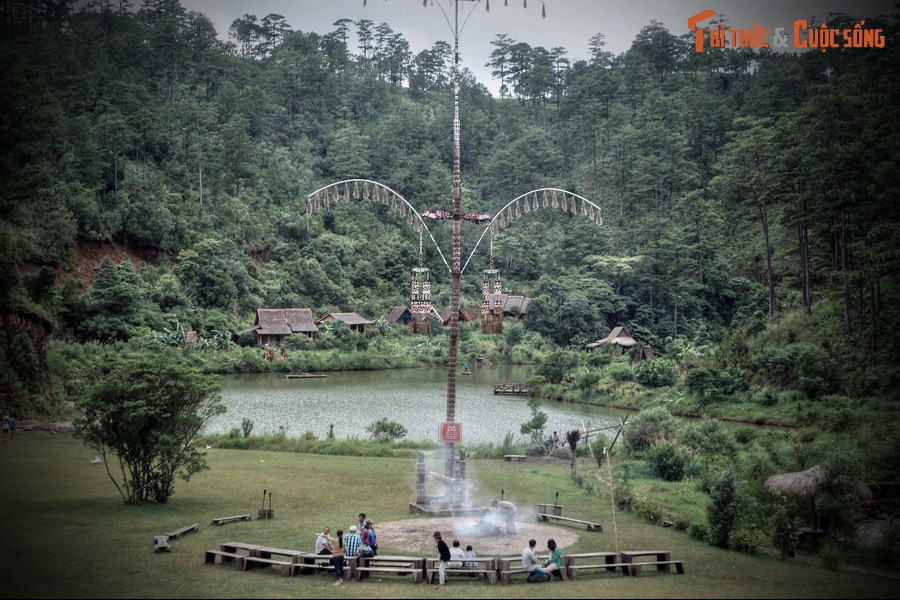 Do những thay đổi về kinh tế - xã hội mà đến cuối thế kỷ 20 cư dân K'Ho không sống ở làng Cù Lần nữa. Những năm 2000, làng được đầu tư tôn tạo để trở thành một điểm du lịch sinh thái, đón khách từ năm 2011.